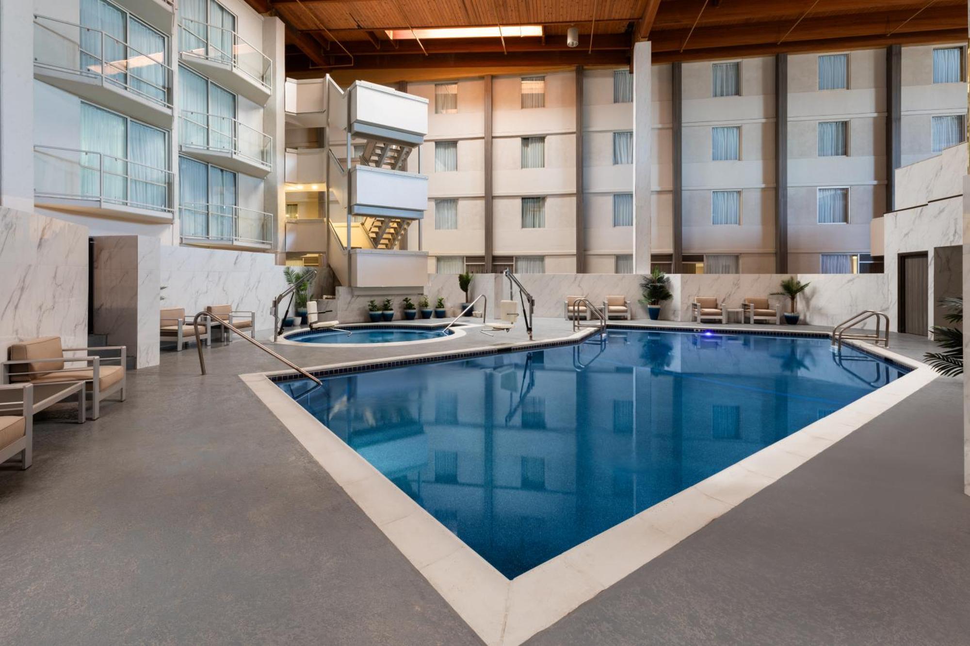 Отель Ramada By Wyndham Dfw Airport Ирвинг Экстерьер фото